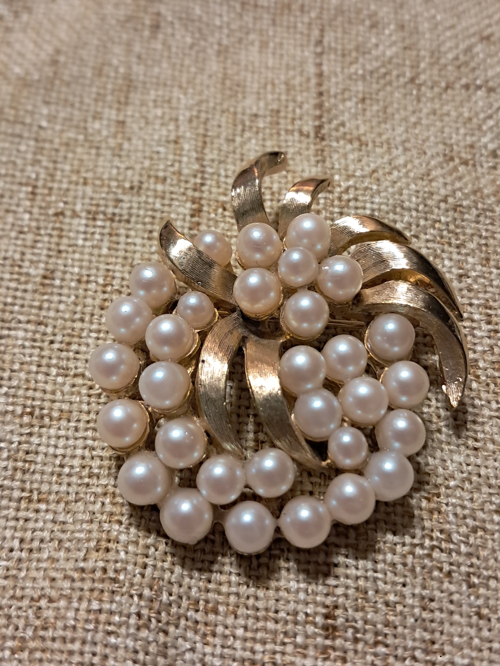 Vintage Gold-Tone Pearl Cluster Brooch in Cream and Gold